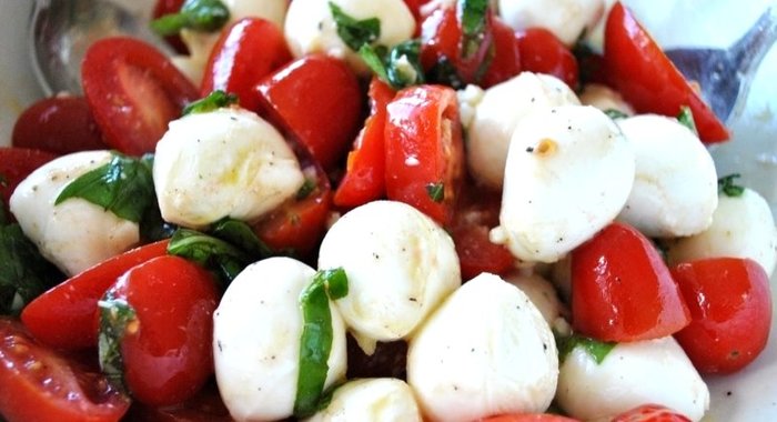 Салат с моцареллой и черри