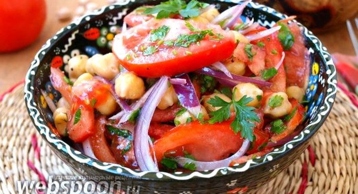 Салат с нутом и помидорами