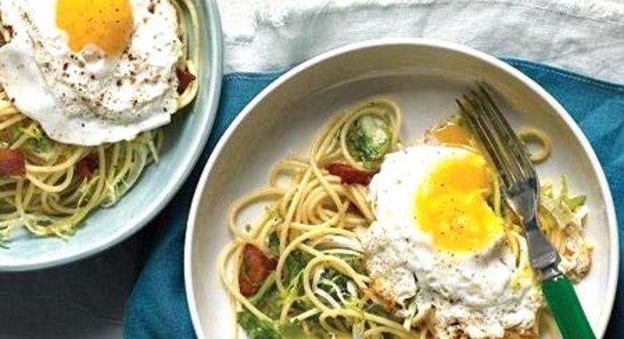 Спагетти с салатом и яйцами