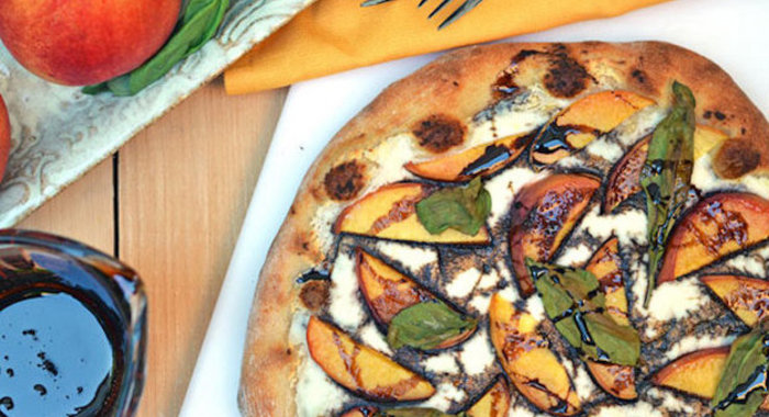 Пицца с персиками