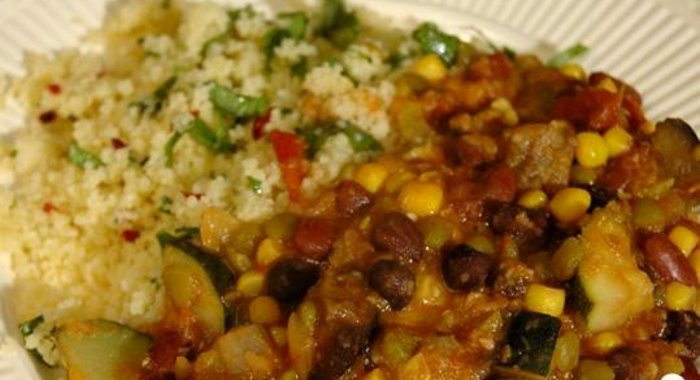 Салат из кус-кус, фасоли и кукурузы