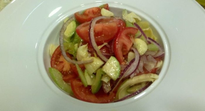 Салат с помидорами и артишоками