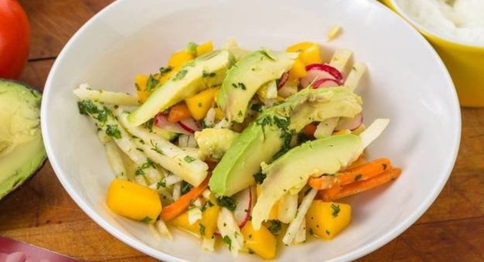 Салат с авокадо и манго по-восточному