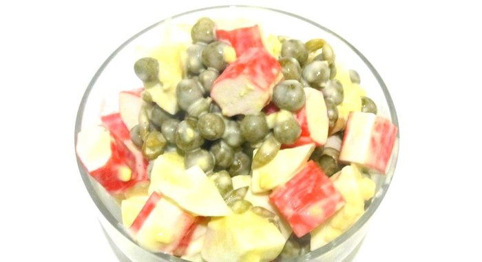 Салат с крабовыми палочками и зеленым горошком