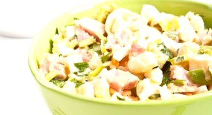 Салат ромен с беконом и яйцами