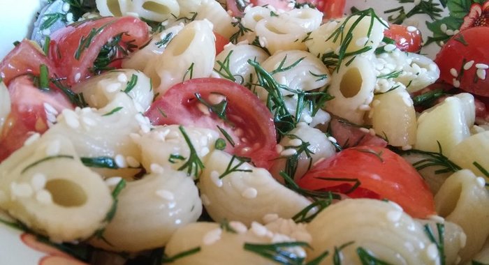 Салат с курицей, сельдереем и яблоком