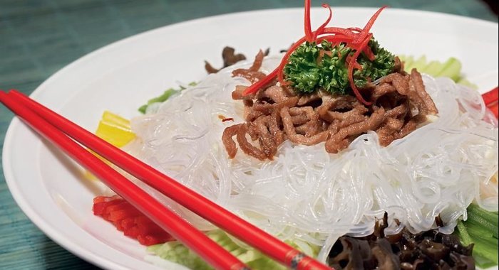 Салат Фен су из тонкой рисовой лапши