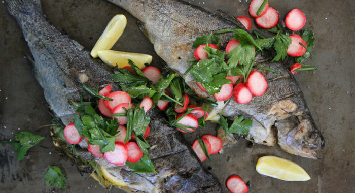 Форель на гриле с салатом из маринованной