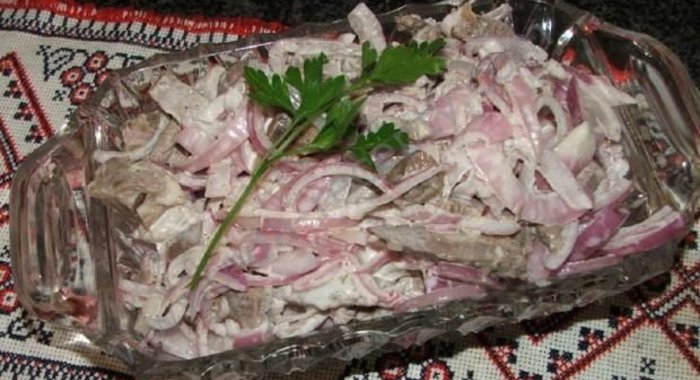 Салат с языком и маринованными грибами шампиньонами