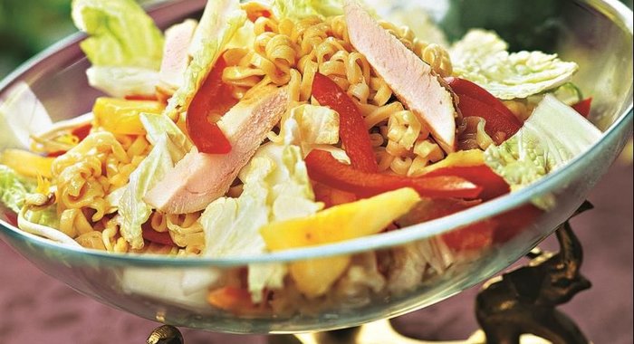 Салат из курицы с зеленым карри