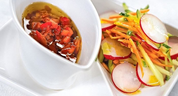 Марокканский салат из моркови, огурца и редиса