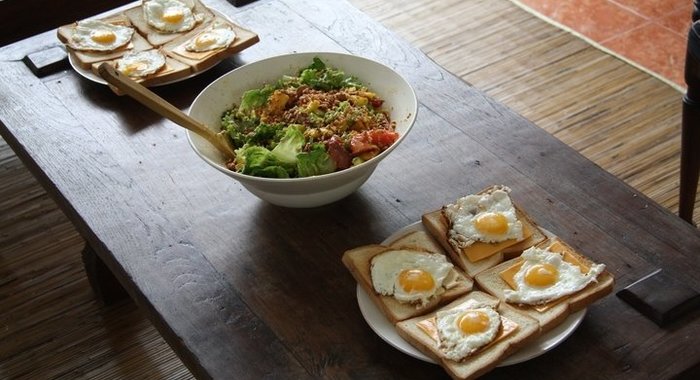 Салат с салями, авокадо и манго