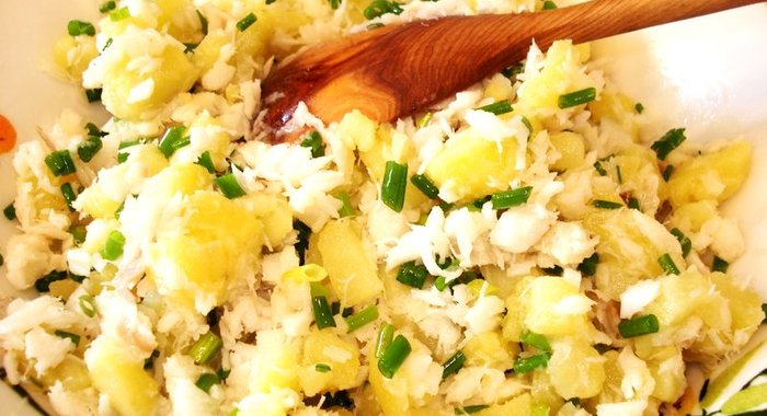 Салат из вареной рыбы