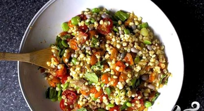 Салат из фасоли, кукурузы и бекона