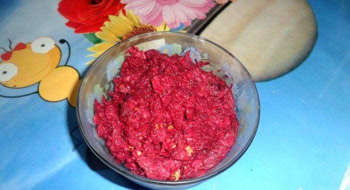 Свекольный салат с сыром и орехами