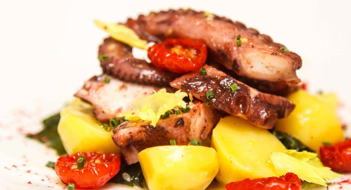 Салат с осьминогом и картофелем