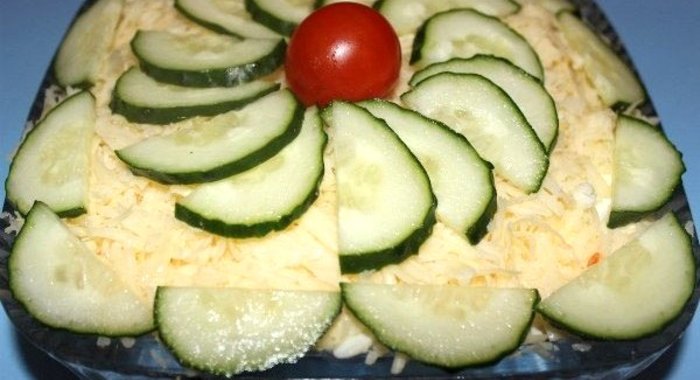 Салат с копченой грудкой