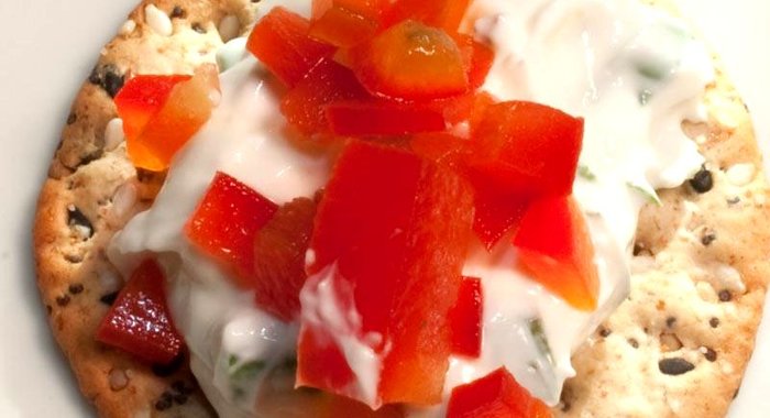 Канапе с сырной массой и сладким перцем