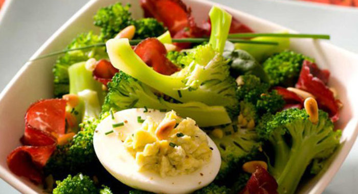 Салат с брокколи и сыром рокфор