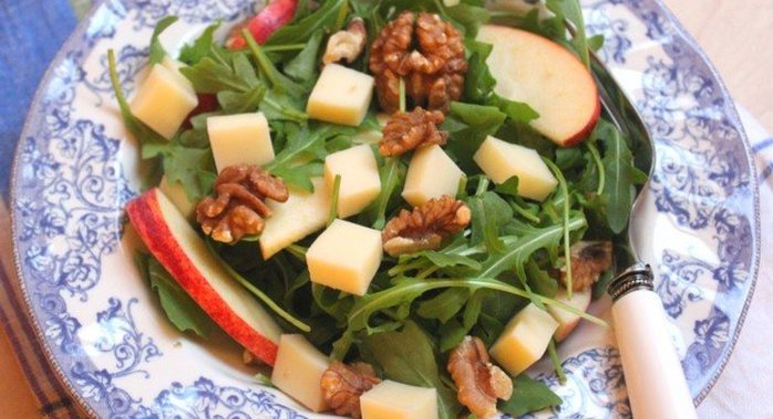 Салат с рукколой и яблоком
