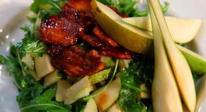 Теплый салат с куриным филе и грушей