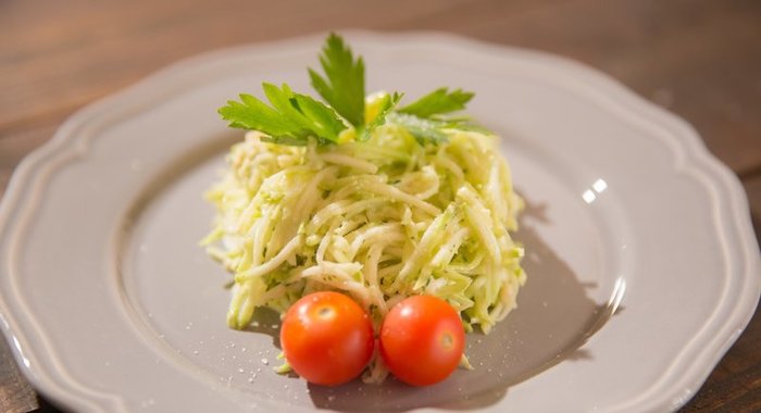 Спагетти из кабачка под ореховым соусом