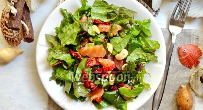 Салат с вялеными помидорами и орехами кешью