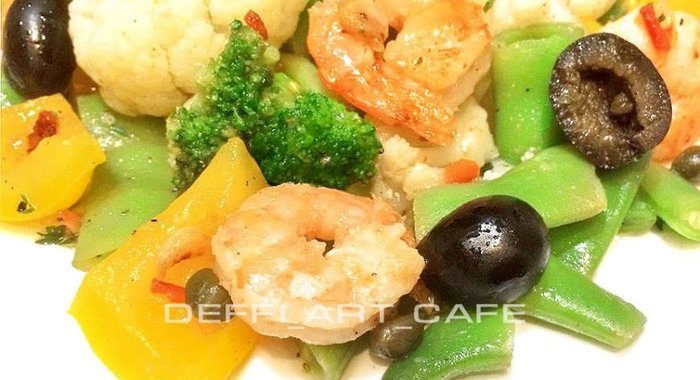 Романтичный салат с креветками и овощами Аль денте