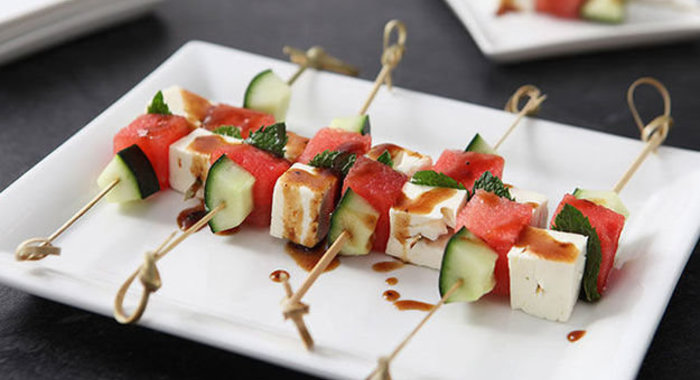 Канапе с арбузом, фетой и огурцом