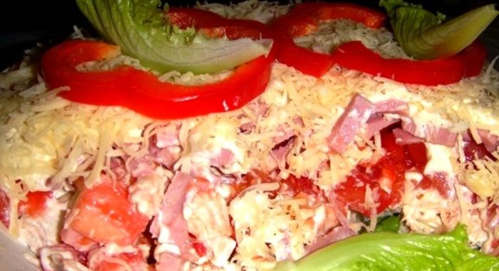 Салат с беконом, курицей и помидорами
