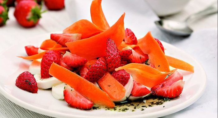 Салат из моркови, клубники и моццареллы