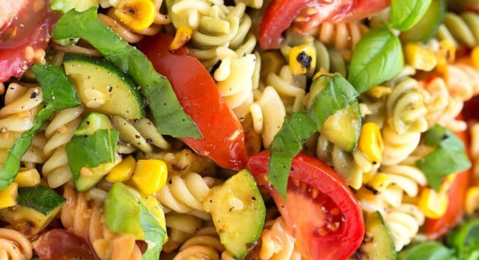Холодный салат с пастой, кукурузой, цукини и авокадо