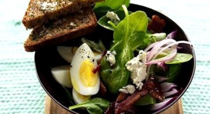 Салат со шпинатом, беконом и сыром