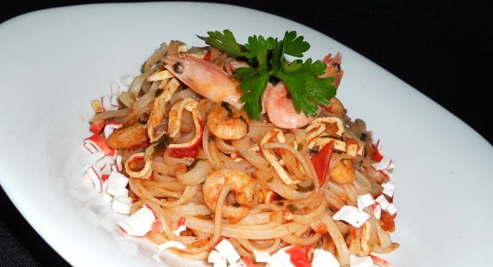 Рисовая лапша с креветками и крабовыми палочками
