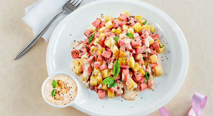 Салат из вареной колбасы, ветчины и пряной зелени с заправкой из сыра бри и грецких орехов