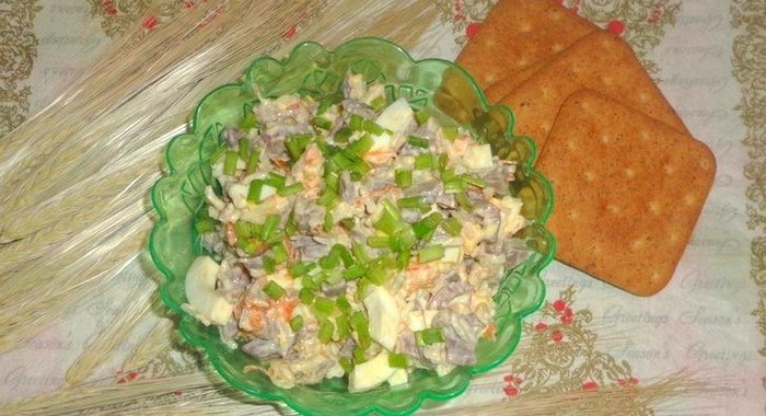 Салат из куриной печени и сердечек
