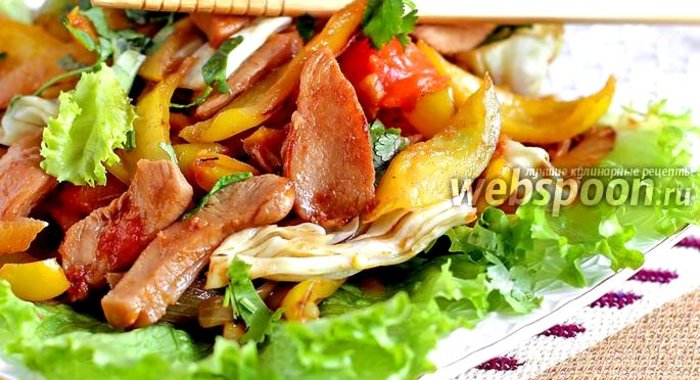 Тёплый салат из куриного филе по-тайски