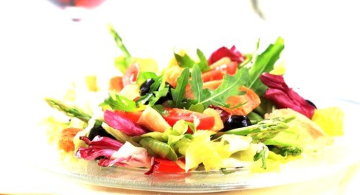 Салат из запеченых помидоров с орехами и беконом