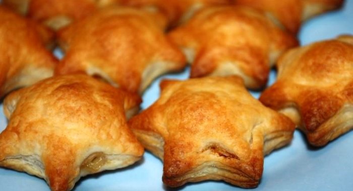 Пирожки с рыбой из слоеного теста