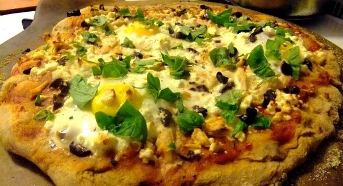 Пицца с курицей и яйцом