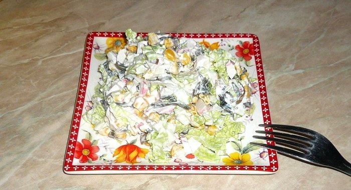 Салат с морской капустой и крабовым мясом