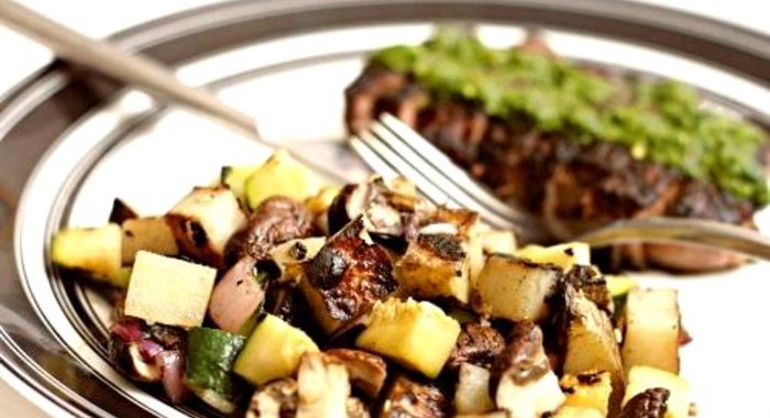 Салат из жареных овощей с грибами