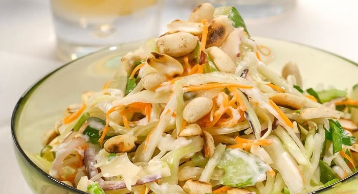 Салат Колслоу с арахисом