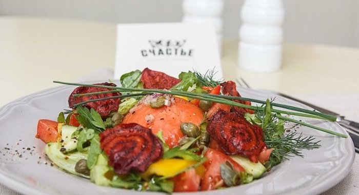 Салат с моцареллой и лососем