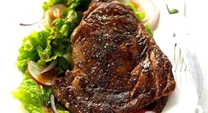 Говяжий стейк с чили и салатом