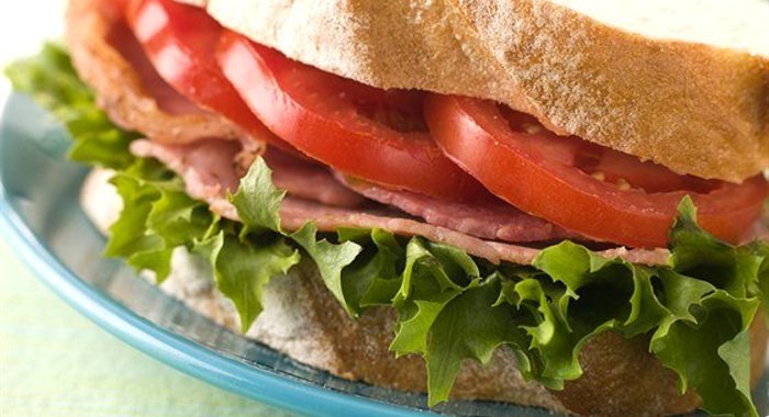 Сэндвич с беконом, салатом и томатами