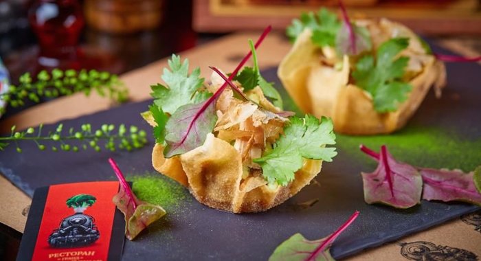 Салат из угря с луковым маринадом и огурцом