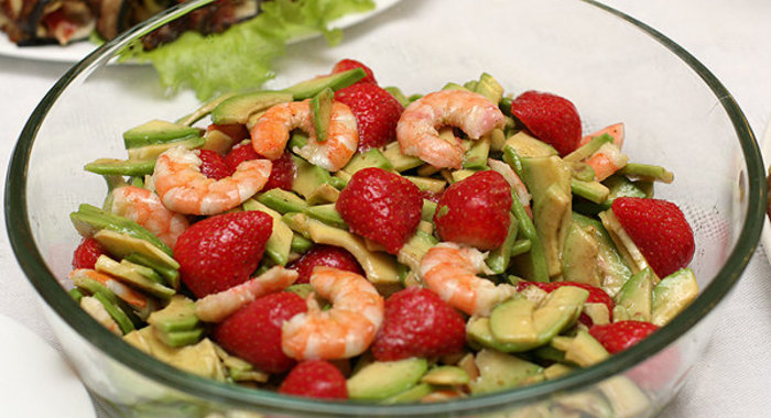 Салат из креветок и авокадо