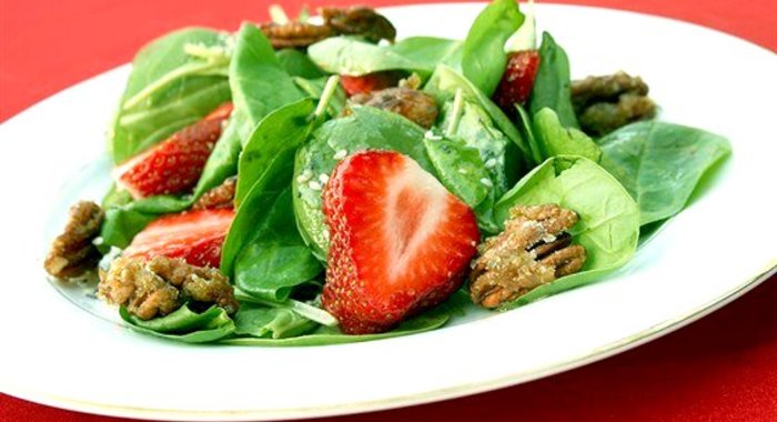 Шпинат с клубникой и орехами