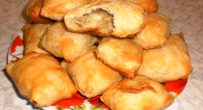 Пирожки из слоеного теста с грибами и картошкой